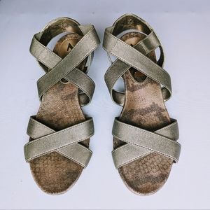 AK Anne Klein Sport Womens Strappy Stretchy Gold Wedge Sandals Size 6M ~ 1" Heel